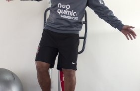 O atacante Adriano continua seu recuperao na sala de fisioterapia e musculacao com o fisioterapeuta Caio Mello, durante o treino do Corinthians que aconteceu esta manh no CT Joaquim Grava, no Parque Ecolgico do Tiete. O time se prepara para o jogo contra o Atltico-GO, dia 10/07, domingo a tarde, no estdio Serra Dourada, pela 9 rodada do Brasileiro 2011