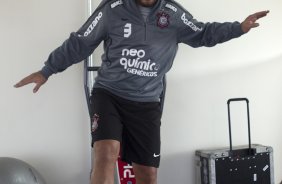 O atacante Adriano continua seu recuperao na sala de fisioterapia e musculacao com o fisioterapeuta Caio Mello, durante o treino do Corinthians que aconteceu esta manh no CT Joaquim Grava, no Parque Ecolgico do Tiete. O time se prepara para o jogo contra o Atltico-GO, dia 10/07, domingo a tarde, no estdio Serra Dourada, pela 9 rodada do Brasileiro 2011
