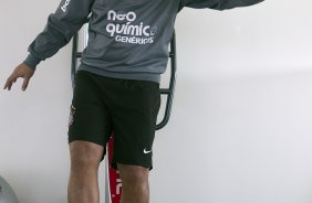 O atacante Adriano continua seu recuperao na sala de fisioterapia e musculacao com o fisioterapeuta Caio Mello, durante o treino do Corinthians que aconteceu esta manh no CT Joaquim Grava, no Parque Ecolgico do Tiete. O time se prepara para o jogo contra o Atltico-GO, dia 10/07, domingo a tarde, no estdio Serra Dourada, pela 9 rodada do Brasileiro 2011