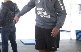 O atacante Adriano continua seu recuperao na sala de fisioterapia e musculacao com o fisioterapeuta Caio Mello, durante o treino do Corinthians que aconteceu esta manh no CT Joaquim Grava, no Parque Ecolgico do Tiete. O time se prepara para o jogo contra o Atltico-GO, dia 10/07, domingo a tarde, no estdio Serra Dourada, pela 9 rodada do Brasileiro 2011