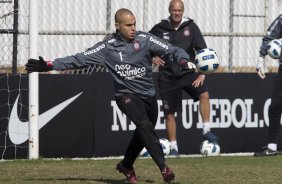 O gleiro Julio Cesar e observado pelo treinador de goleiro Mauri Lima durante o treino do Corinthians que aconteceu esta manh no CT Joaquim Grava, no Parque Ecolgico do Tiete. O time se prepara para o jogo contra o Atltico-GO, dia 10/07, domingo a tarde, no estdio Serra Dourada, pela 9 rodada do Brasileiro 2011