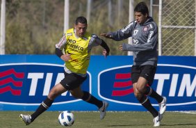 Ralf e Moradei durante o treino do Corinthians que aconteceu esta manh no CT Joaquim Grava, no Parque Ecolgico do Tiete. O time se prepara para o jogo contra o Atltico-GO, dia 10/07, domingo a tarde, no estdio Serra Dourada, pela 9 rodada do Brasileiro 2011