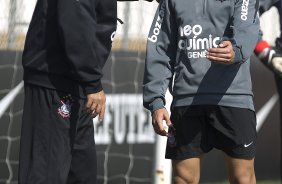 Tite conversa com Alex que entra no lugar de Jorge Henrique contundido durante o treino do Corinthians que aconteceu esta manh no CT Joaquim Grava, no Parque Ecolgico do Tiete. O time se prepara para o jogo contra o Atltico-GO, dia 10/07, domingo a tarde, no estdio Serra Dourada, pela 9 rodada do Brasileiro 2011