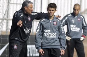 Tite conversa com Alex, que entra no lugar de Jorge Henrique contundido, durante o treino do Corinthians que aconteceu esta manh no CT Joaquim Grava, no Parque Ecolgico do Tiete. O time se prepara para o jogo contra o Atltico-GO, dia 10/07, domingo a tarde, no estdio Serra Dourada, pela 9 rodada do Brasileiro 2011