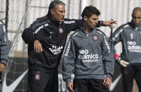 Tite conversa com Alex, que entra no lugar de Jorge Henrique contundido durante o treino do Corinthians que aconteceu esta manh no CT Joaquim Grava, no Parque Ecolgico do Tiete. O time se prepara para o jogo contra o Atltico-GO, dia 10/07, domingo a tarde, no estdio Serra Dourada, pela 9 rodada do Brasileiro 2011