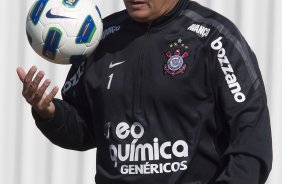 Tite durante o treino do Corinthians que aconteceu esta manh no CT Joaquim Grava, no Parque Ecolgico do Tiete. O time se prepara para o jogo contra o Atltico-GO, dia 10/07, domingo a tarde, no estdio Serra Dourada, pela 9 rodada do Brasileiro 2011
