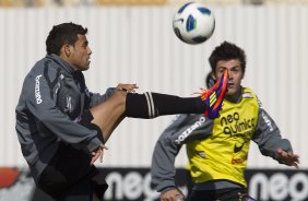 Welder e Nene Bonilha durante o treino do Corinthians que aconteceu esta manh no CT Joaquim Grava, no Parque Ecolgico do Tiete. O time se prepara para o jogo contra o Atltico-GO, dia 10/07, domingo a tarde, no estdio Serra Dourada, pela 9 rodada do Brasileiro 2011