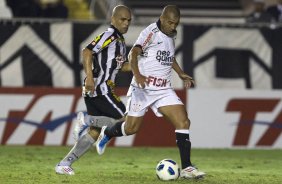 Alessandro e Emerson durante a partida entre Botafogo x Corinthians, realizada esta noite no estdio de So Janurio, pela 10 rodada do Campeonato Brasileiro de 2011