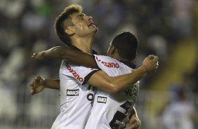 Alex e Edenilson comemoram segundo gol do Corinthians durante a partida entre Botafogo x Corinthians, realizada esta noite no estdio de So Janurio, pela 10 rodada do Campeonato Brasileiro de 2011