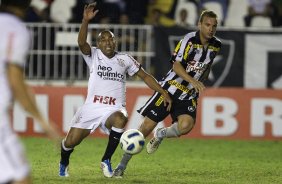Emerson e Marcelo Mattos durante a partida entre Botafogo x Corinthians, realizada esta noite no estdio de So Janurio, pela 10 rodada do Campeonato Brasileiro de 2011