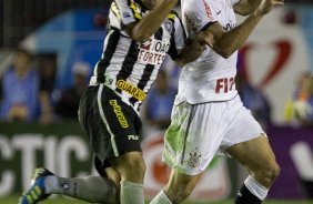 Herrera e Leandro Castn durante a partida entre Botafogo x Corinthians, realizada esta noite no estdio de So Janurio, pela 10 rodada do Campeonato Brasileiro de 2011
