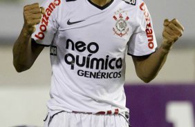 Liedson comemora seu gol durante a partida entre Botafogo x Corinthians, realizada esta noite no estdio de So Janurio, pela 10 rodada do Campeonato Brasileiro de 2011