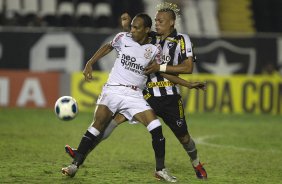 Liedson e Fabio Ferreira durante a partida entre Botafogo x Corinthians, realizada esta noite no estdio de So Janurio, pela 10 rodada do Campeonato Brasileiro de 2011