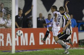 Liedson faz o gol do Corinthians durante a partida entre Botafogo x Corinthians, realizada esta noite no estdio de So Janurio, pela 10 rodada do Campeonato Brasileiro de 2011