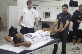 O fisioterapeuta Bruno Mazziotti faz alongamento em Liedson nos vestiários antes da partida entre Botafogo x Corinthians, realizada esta noite no estádio de São Januário, pela 10ª rodada do Campeonato Brasileiro de 2011