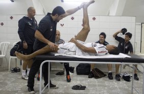 O fisioterapeuta Bruno Mazziotti faz alongamento em Liedson nos vestiários antes da partida entre Botafogo x Corinthians, realizada esta noite no estádio de São Januário, pela 10ª rodada do Campeonato Brasileiro de 2011