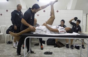 O fisioterapeuta Bruno Mazziotti faz alongamento em Liedson nos vestirios antes da partida entre Botafogo x Corinthians, realizada esta noite no estdio de So Janurio, pela 10 rodada do Campeonato Brasileiro de 2011