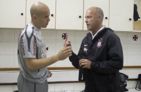 O goleiro Julio Cesar conversa com o preparador de goleiros Mauri Lima nos vestirios antes da partida entre Botafogo x Corinthians, realizada esta noite no estdio de So Janurio, pela 10 rodada do Campeonato Brasileiro de 2011