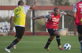 Emerson durante o treino do Corinthians que aconteceu esta tarde no CT Joaquim Grava, no Parque Ecolgico do Tiete. O time se prepara para o jogo contra o Cruzeiro, domingo a tarde, dia 24/07, no estdio do Pacaembu, pela 11 rodada do Brasileiro 2011