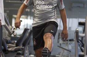 O atacante Adriano continua seu trabalho pos operatorio, com o fisioterapeuta Bruno Mazziotti, durante o treino do Corinthians que aconteceu esta tarde no CT Joaquim Grava, no Parque Ecolgico do Tiete. O time se prepara para o jogo contra o Cruzeiro, domingo a tarde, dia 24/07, no estdio do Pacaembu, pela 11 rodada do Brasileiro 2011