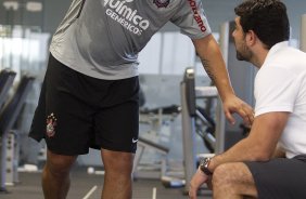 O atacante Adriano continua seu trabalho pos operatorio, com o fisioterapeuta Bruno Mazziotti, durante o treino do Corinthians que aconteceu esta tarde no CT Joaquim Grava, no Parque Ecolgico do Tiete. O time se prepara para o jogo contra o Cruzeiro, domingo a tarde, dia 24/07, no estdio do Pacaembu, pela 11 rodada do Brasileiro 2011