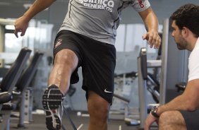 O atacante Adriano continua seu trabalho pos operatorio, com o fisioterapeuta Bruno Mazziotti, durante o treino do Corinthians que aconteceu esta tarde no CT Joaquim Grava, no Parque Ecolgico do Tiete. O time se prepara para o jogo contra o Cruzeiro, domingo a tarde, dia 24/07, no estdio do Pacaembu, pela 11 rodada do Brasileiro 2011