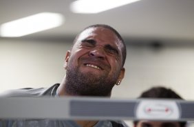 O atacante Adriano continua seu trabalho pos operatorio, com o fisioterapeuta Bruno Mazziotti, durante o treino do Corinthians que aconteceu esta tarde no CT Joaquim Grava, no Parque Ecolgico do Tiete. O time se prepara para o jogo contra o Cruzeiro, domingo a tarde, dia 24/07, no estdio do Pacaembu, pela 11 rodada do Brasileiro 2011