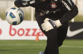 O goleiro Renan que entra no time no prximo jogo durante o treino do Corinthians que aconteceu esta tarde no CT Joaquim Grava, no Parque Ecolgico do Tiete. O time se prepara para o jogo contra o Cruzeiro, domingo a tarde, dia 24/07, no estdio do Pacaembu, pela 11 rodada do Brasileiro 2011