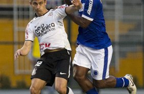 Gilberto faz falta em Alex e foi expulso durante a partida entre Corinthians x Cruzeiro, realizada esta tarde no estdio do Pacaembu, pela 11 rodada do Campeonato Brasileiro de 2011