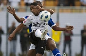 Jorge Henrique e Naldo durante a partida entre Corinthians x Cruzeiro, realizada esta tarde no estdio do Pacaembu, pela 11 rodada do Campeonato Brasileiro de 2011