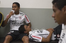 Jorge Henrique e Paulinho nos vestirios antes da partida entre Corinthians x Cruzeiro, realizada esta tarde no estdio do Pacaembu, pela 11 rodada do Campeonato Brasileiro de 2011