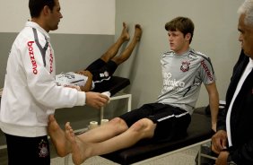 O enfermeiro Alex Dias e Renan nos vestiários antes da partida entre Corinthians x Cruzeiro, realizada esta tarde no estádio do Pacaembu, pela 11ª rodada do Campeonato Brasileiro de 2011