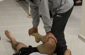 O fisioterapeuta Paulo Vieira e Danilo nos vestiários antes da partida entre Corinthians x Cruzeiro, realizada esta tarde no estádio do Pacaembu, pela 11ª rodada do Campeonato Brasileiro de 2011