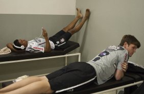 Paulinho e Renan nos vestiários antes da partida entre Corinthians x Cruzeiro, realizada esta tarde no estádio do Pacaembu, pela 11ª rodada do Campeonato Brasileiro de 2011