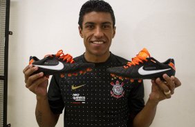Paulinho nos vestiários antes da partida entre Corinthians x Cruzeiro, realizada esta tarde no estádio do Pacaembu, pela 11ª rodada do Campeonato Brasileiro de 2011