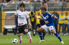 Willian e Everton durante a partida entre Corinthians x Cruzeiro, realizada esta tarde no estdio do Pacaembu, pela 11 rodada do Campeonato Brasileiro de 2011