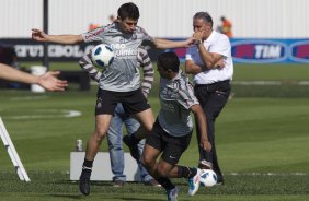 Alex e Jorge Henrique durante o treino do Corinthians esta manh no CT Joaquim Grava, no Parque Ecolgico do Tiete. O time se prepara para o jogo contra o Ava, domingo a tarde, dia 31/07, no estdio da Ressacada, pela 13 rodada do Brasileiro 2011