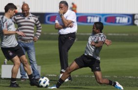 Alex e Jorge Henrique durante o treino do Corinthians esta manh no CT Joaquim Grava, no Parque Ecolgico do Tiete. O time se prepara para o jogo contra o Ava, domingo a tarde, dia 31/07, no estdio da Ressacada, pela 13 rodada do Brasileiro 2011