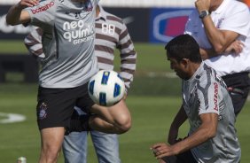 Alex e Jorge Henrique durante o treino do Corinthians esta manh no CT Joaquim Grava, no Parque Ecolgico do Tiete. O time se prepara para o jogo contra o Ava, domingo a tarde, dia 31/07, no estdio da Ressacada, pela 13 rodada do Brasileiro 2011