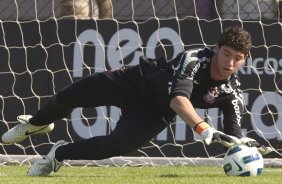 Caique durante o treino do Corinthians esta manh no CT Joaquim Grava, no Parque Ecolgico do Tiete. O time se prepara para o jogo contra o Ava, domingo a tarde, dia 31/07, no estdio da Ressacada, pela 13 rodada do Brasileiro 2011