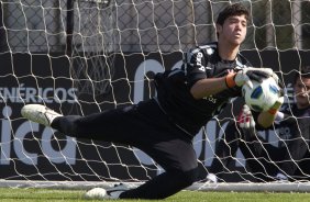 Caique durante o treino do Corinthians esta manh no CT Joaquim Grava, no Parque Ecolgico do Tiete. O time se prepara para o jogo contra o Ava, domingo a tarde, dia 31/07, no estdio da Ressacada, pela 13 rodada do Brasileiro 2011