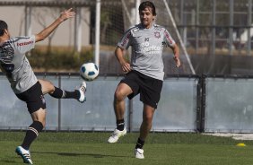 Danilo e Paulo Andr durante o treino do Corinthians esta manh no CT Joaquim Grava, no Parque Ecolgico do Tiete. O time se prepara para o jogo contra o Ava, domingo a tarde, dia 31/07, no estdio da Ressacada, pela 13 rodada do Brasileiro 2011