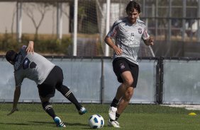 Danilo e Paulo Andr durante o treino do Corinthians esta manh no CT Joaquim Grava, no Parque Ecolgico do Tiete. O time se prepara para o jogo contra o Ava, domingo a tarde, dia 31/07, no estdio da Ressacada, pela 13 rodada do Brasileiro 2011