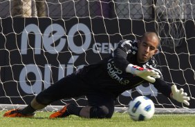 Danilo Fernandes durante o treino do Corinthians esta manh no CT Joaquim Grava, no Parque Ecolgico do Tiete. O time se prepara para o jogo contra o Ava, domingo a tarde, dia 31/07, no estdio da Ressacada, pela 13 rodada do Brasileiro 2011