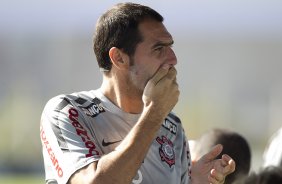 Danilo passando protetor solar, durante o treino do Corinthians esta manh no CT Joaquim Grava, no Parque Ecolgico do Tiete. O time se prepara para o jogo contra o Ava, domingo a tarde, dia 31/07, no estdio da Ressacada, pela 13 rodada do Brasileiro 2011