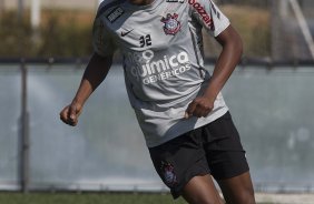 Edenilson durante o treino do Corinthians esta manh no CT Joaquim Grava, no Parque Ecolgico do Tiete. O time se prepara para o jogo contra o Ava, domingo a tarde, dia 31/07, no estdio da Ressacada, pela 13 rodada do Brasileiro 2011