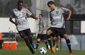 Edenilson e Welder durante o treino do Corinthians esta manh no CT Joaquim Grava, no Parque Ecolgico do Tiete. O time se prepara para o jogo contra o Ava, domingo a tarde, dia 31/07, no estdio da Ressacada, pela 13 rodada do Brasileiro 2011