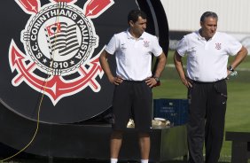 Fabio Carille, auxiliar, e Tite durante o treino do Corinthians esta manh no CT Joaquim Grava, no Parque Ecolgico do Tiete. O time se prepara para o jogo contra o Ava, domingo a tarde, dia 31/07, no estdio da Ressacada, pela 13 rodada do Brasileiro 2011