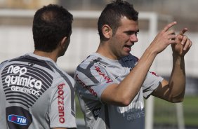 Leandro Castn conversa com Fabio Santos durante o treino do Corinthians esta manh no CT Joaquim Grava, no Parque Ecolgico do Tiete. O time se prepara para o jogo contra o Ava, domingo a tarde, dia 31/07, no estdio da Ressacada, pela 13 rodada do Brasileiro 2011