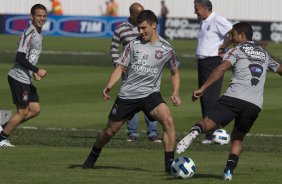 Morais, Alex e Jorge Henrique durante o treino do Corinthians esta manh no CT Joaquim Grava, no Parque Ecolgico do Tiete. O time se prepara para o jogo contra o Ava, domingo a tarde, dia 31/07, no estdio da Ressacada, pela 13 rodada do Brasileiro 2011